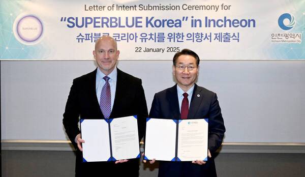 유정복 인천시장(오른쪽)이 미국 워싱턴에서 다니엘 돌란(Daniel Dolan) 슈퍼블루 최고경영자로부터 슈퍼블루 코리아 유치 의향서를 건네 받고 있다. 인천경제청 제공