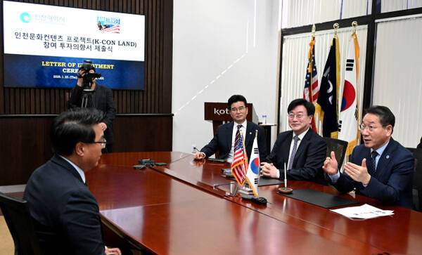 유정복 인천시장(오른쪽)과 윤원석 인천경제자유구역청장 등이 미국 로스앤젤레스(LA)에서 스탠리 리 아메트러스트 인베스트먼트 최고경영자 등과 콘텐츠를 생산·수출하는 ‘케이(K)-콘 랜드(K-Con Land)’에 참여 및 협력 방안 등을 논의하고 있다.