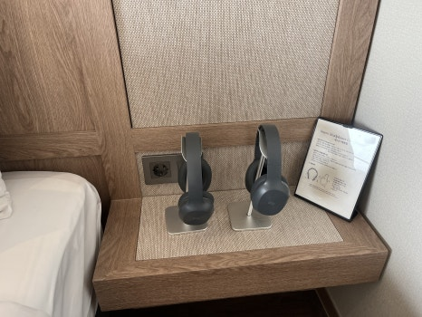 객실에 구비된 헤드셋과 가운 /사진= 문서연 여행+ 기자