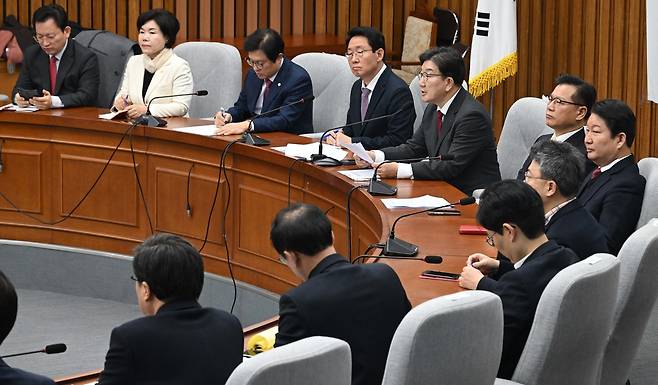 권성동 국민의힘 원내대표가 7일 오전 국회에서 열린 원내대책회의에서 발언하고 있다. 이상섭 기자