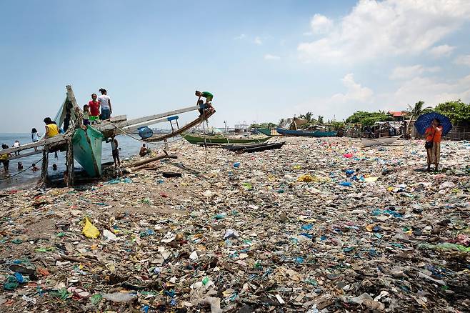 플라스틱 쓰레기로 뒤덮인 해안가.[그린피스 제공]