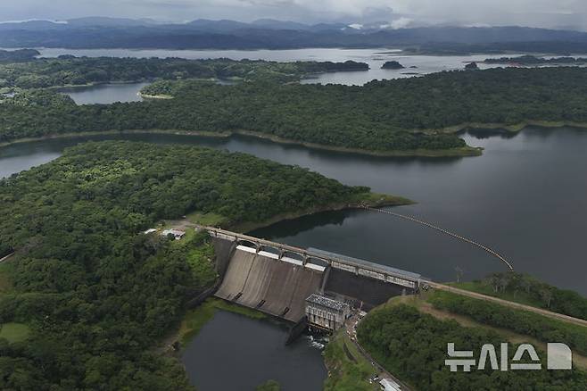 [콜론(파나마)=AP/뉴시스] ﻿﻿파나마가 중국 주도의 일대일로(육상·해상 실크로드) 구상에서 탈퇴한 데 대해 중국이 강력한 항의를 전달했다. 사진은 파나마 운하 자료사진. 2025.02.08