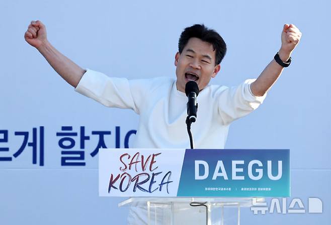[대구=뉴시스] 이무열 기자 = 전한길 한국사 강사가 8일 대구 동구 동대구역 광장에서 열린 세이브코리아 국가비상기도회 ‘윤석열 대통령 탄핵 반대 집회’에서 발언을 하고 있다. 2025.02.08. lmy@newsis.com
