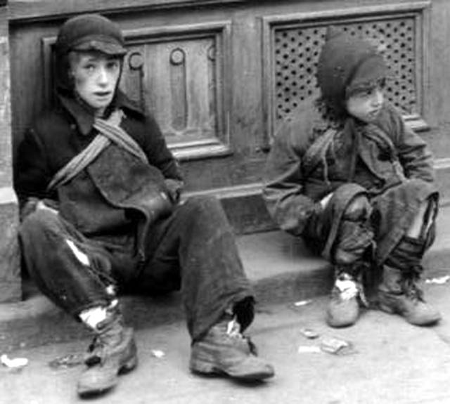 ▲ 게토 거리의 굶주린 유대인 아이들. ⓒKnobloch, Ludwig