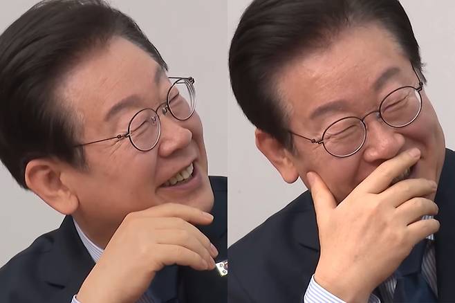 더불어민주당 이재명 대표가 7일 오전 서울 여의도 국회에서 열린 최고위원회의에서 윤석열 대통령의 헌법재판소 탄핵심판 6차 변론 영상을 보고 웃고 있다. MBC 보도화면 캡처