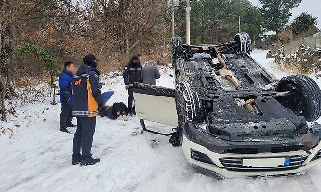 차량이 눈길에 미끄러져 전복됐다. 제주도소방안전본부 제공