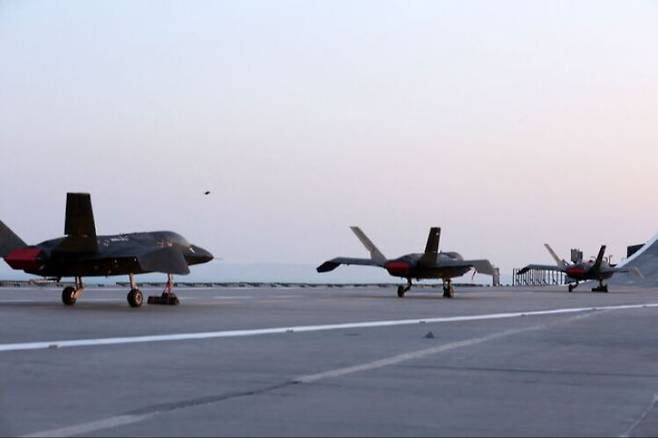 이란 혁명수비대(IRGC)가 6일(현지시간) 공개한 드론 항공모함 샤히드 바게리의 갑판 위에 무인기가 배치돼 있다. IRGC·AFP연합뉴스