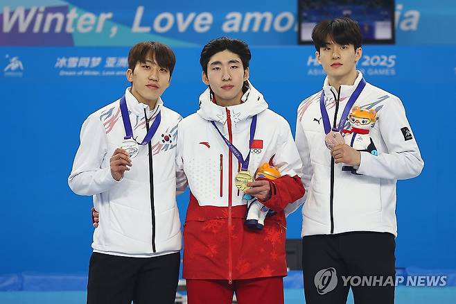 8일 중국 하얼빈 헤이룽장 빙상훈련센터 다목적홀에서 열린 하얼빈 동계아시안게임 쇼트트랙 남자 500m 시상식에서 금메달을 따낸 중국 린샤오쥔(한국명 임효준, 가운데), 은메달을 획득한 박지원(왼쪽). 동메달을 차지한 장성우가 함께 기념촬영을 하고 있다. 연합뉴스