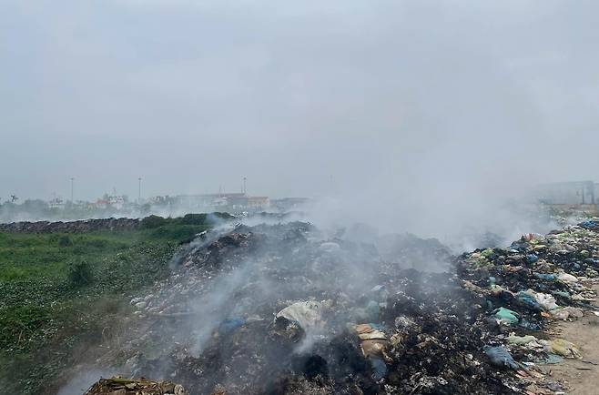 베트남의 쓰레기 소각 지난해 11월 베트남 북부 하이즈엉성의 한 마을에서 쓰레기를 태우는 모습. [VN익스프레스 홈페이지 캡처. 재판매 및 DB 금지]