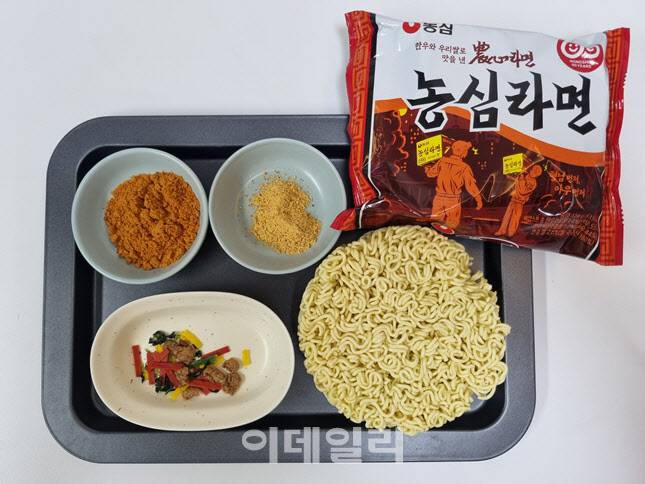 농심라면 내부 구성물의 모습 왼쪽부터 시계방향으로 메인수프, 후첨수프, 면, 건더기다. (사진=한전진 기자)