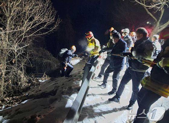 9일 오전 1시 34분쯤 강원 홍천군 서면 팔봉리의 한 산 낭떠러지로 추락한 20대 여성이 소방구조대에 의해 구조됐다. (홍천소방서 제공) 2025.2.9/뉴스1