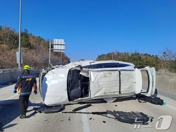 9일 오후 2시 10분쯤 강원 강릉시 성산면 송암리에 위치한 동해고속도로에서 쏘렌토 차량이 전복되는 사고가 발생, 그 차에 타고 있던 가족 3명이 부상을 입고 병원으로 옮겨졌다. (강릉소방서 제공) 2025.2.9./뉴스1