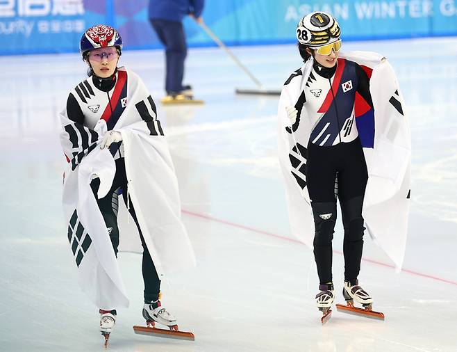 최민정(왼쪽)이 김길리와 1000m 금, 은메달을 따낸 뒤 태극기를 몸에 두르고 기뻐하고 있다. 사진 | 연합뉴스