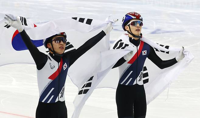 동계아시안게임 쇼트트랙 남자 1000m 결승에서 우승한 장성우와 은메달 박지원이 태극기 세리머니를 하고 있다. 사진 | 연합뉴스