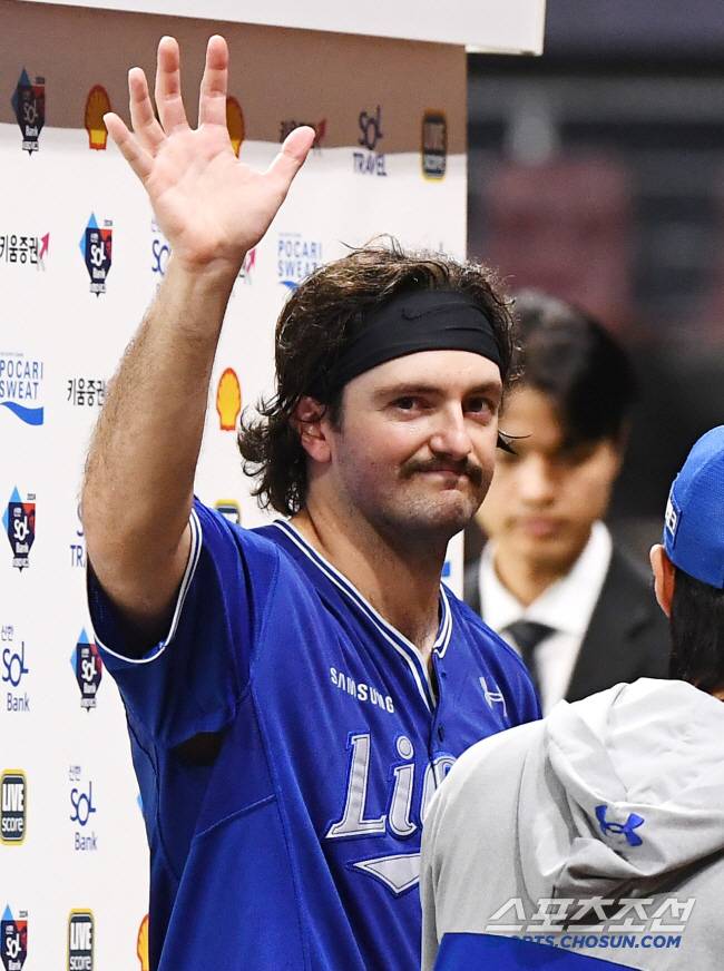 27일 서울 고척스카이돔에서 열린 삼성-키움전. 삼성 선발 코너가 1-0 완봉승을 거뒀다. 코너가 팬들을 향해 손을 흔들고 있다. 고척=정재근 기자 cjg@sportschosun.com/2024.8.27/