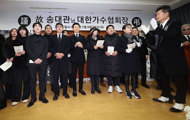 9일 서울 종로구 서울대병원 장례식장에서 열린 가수 송대관의 영결식에서 태진아, 강진, 설운도를 포함한 가수들이 해뜰날을 합창하고 있다. /연합뉴스