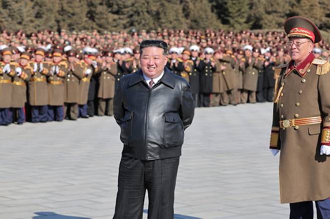 북한 노동당 기관지 노동신문은 9일 김정은 당 총비서가 전날인 8일 건군절 77주년을 맞아 국방성을 축하방문했다고 보도했다. 이날 김 총비서는 미국과 서방국가를 비난하며 '핵무력의 고도화'를 재차 강조했다. /사진=뉴스1