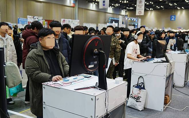 게임을 시연중인 팬들