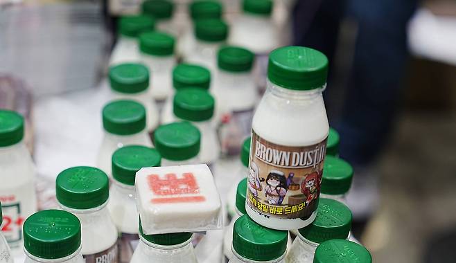 브라운 더스트 2 부스에서 제공한 우유와 떡