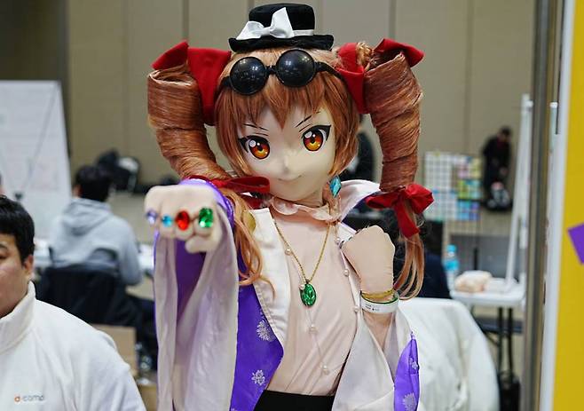 멋진 포즈를 취해주는 판매자의 모습