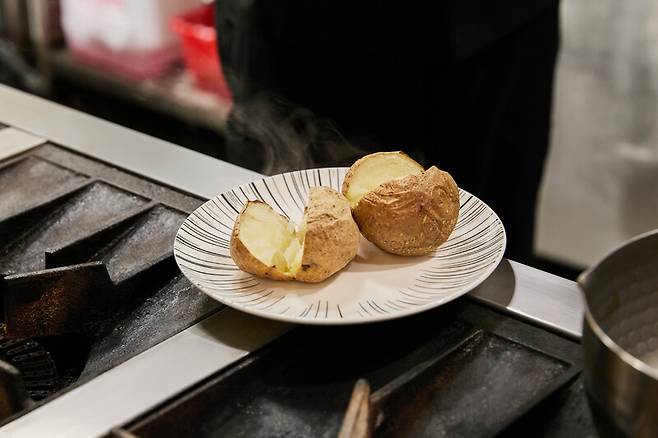 조광효 요리사가 ‘버터 오징어 감자’를 만들기 위해 감자를 반으로 자르고 있다. 염서정 스튜디오 어댑터