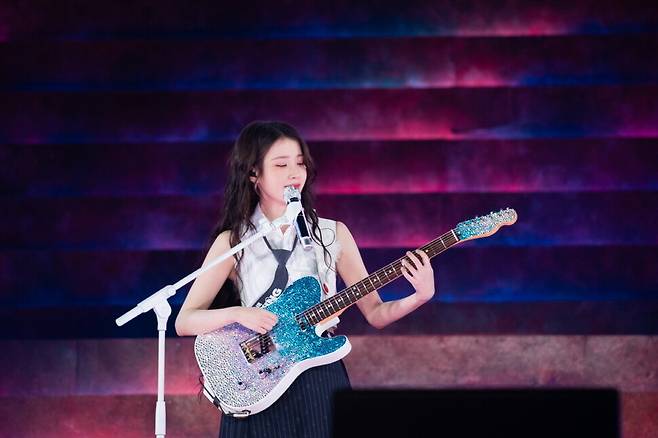 10만 관객을 동원한 ‘2024 아이유 허 월드투어 앙코르: 더 위닝’ 실황 기록을 담은 영화 ‘아이유 콘서트: 더 위닝’에서 아이유가 공연하는 장면. 이담엔터테인먼트 제공