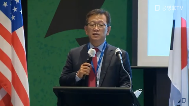 석동현 변호사가 2020년 8월 KCPAC 2020 한미보수연합대회에서 '4·15 총선 결과와 문제점 개요'를 주제로 발표하고 있다. 유튜브 캡처