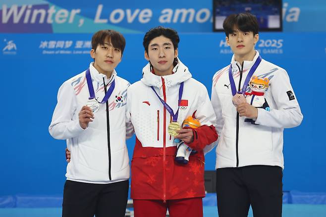 <yonhap photo-4628=""> 이번엔 린샤오쥔 금메달, 박지원 은메달, 장성우 동메달 (하얼빈=연합뉴스) 서대연 기자 = 8일 중국 하얼빈 헤이룽장 빙상훈련센터 다목적홀에서 열린 하얼빈 동계아시안게임 쇼트트랙 남자 500m 시상식에서 금메달을 따낸 중국 린샤오쥔(한국명 임효준, 가운데), 은메달을 획득한 박지원(왼쪽). 동메달을 차지한 장성우가 함께 기념촬영을 하고 있다. 2025.2.8 dwise@yna.co.kr/2025-02-08 16:32:16/ <저작권자 ⓒ 1980-2025 ㈜연합뉴스. 무단 전재 재배포 금지, AI 학습 및 활용 금지></yonhap>