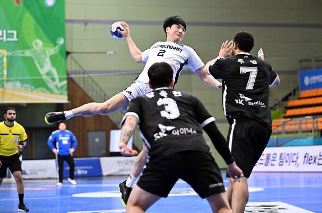 9일 오후 경기도 광명시 광명시민체육관에서 열린 신한 SOL페이 2024~25 핸드볼 H리그 남자부 4라운드 SK호크스전에서 슈팅을 시도하는 정의경. 한국핸드볼연맹