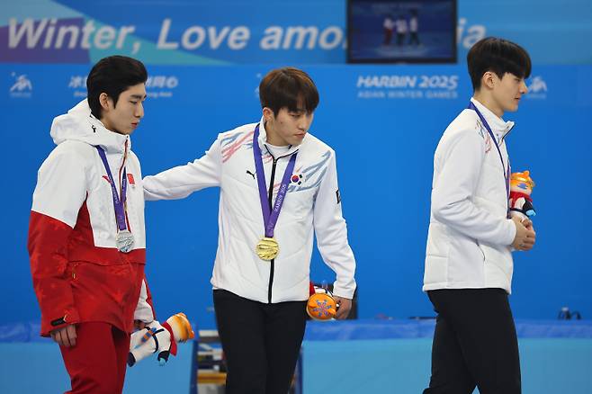 <yonhap photo-4526=""> '국적은 다르지만' (하얼빈=연합뉴스) 서대연 기자 = 8일 중국 하얼빈 헤이룽장 빙상훈련센터 다목적홀에서 열린 하얼빈 동계아시안게임 쇼트트랙 남자 1500m 시상식에서 금메달을 차지한 박지원이 시상대를 내려가며 은메달을 획득한 중국 린샤오쥔(한국명 임효준)를 격려하고 있다. 오른쪽은 동메달을 차지한 장성우. 2025.2.8 dwise@yna.co.kr/2025-02-08 15:57:25/ <저작권자 ⓒ 1980-2025 ㈜연합뉴스. 무단 전재 재배포 금지, AI 학습 및 활용 금지></yonhap>