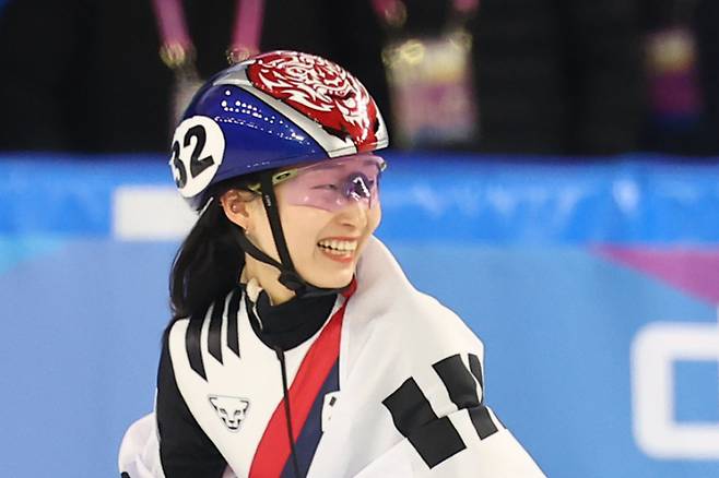 <yonhap photo-4109=""> 3관왕 달성하고 환히 웃는 최민정 (하얼빈=연합뉴스) 서대연 기자 = 9일 중국 하얼빈 헤이룽장 빙상훈련센터 다목적홀에서 열린 하얼빈 동계아시안게임 쇼트트랙 여자 1000m 결승에서 금메달을 차지한 최민정이 태극기를 두르고 세리머니를 하며 밝게 웃고 있다. 2025.2.9 dwise@yna.co.kr/2025-02-09 16:15:02/ <저작권자 ⓒ 1980-2025 ㈜연합뉴스. 무단 전재 재배포 금지, AI 학습 및 활용 금지></yonhap>