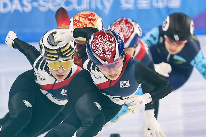<yonhap photo-4077=""> 최민정의 금빛 질주본능 (하얼빈=연합뉴스) 서대연 기자 = 최민정이 9일 중국 하얼빈 헤이룽장 빙상훈련센터 다목적홀에서 열린 하얼빈 동계아시안게임 쇼트트랙 여자 1000m 결승에서 선두로 질주 하고 있다. 최민정은 이 경기에서 금메달을 차지했다. 2025.2.9 dwise@yna.co.kr/2025-02-09 16:07:17/ <저작권자 ⓒ 1980-2025 ㈜연합뉴스. 무단 전재 재배포 금지, AI 학습 및 활용 금지></yonhap>