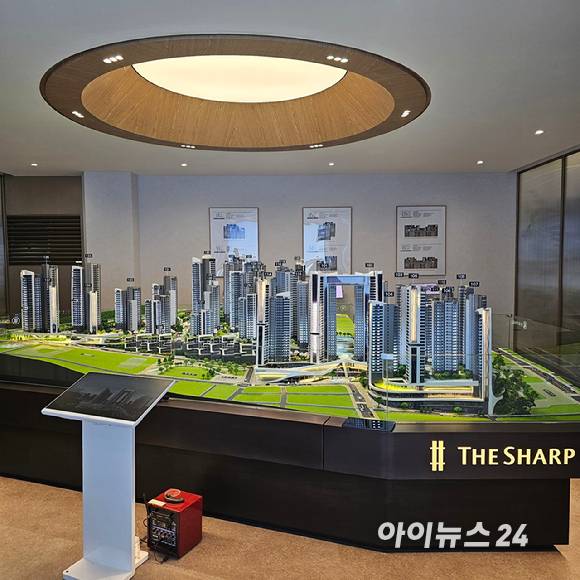 성남 은행주공아파트 시공사 선정을 위한 수주전에 참여한 포스코이앤씨가 조합원들을 위해 마련한 홍보관에 설치된 단지 모형도. 2025.02.07  [사진=이효정 기자 ]