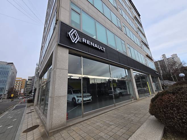 작년에 출시된 그랑 콜레오스가 인기를 끌면서 르노대리점을 찾는 고객들이 늘고 있다. /최종석 기자