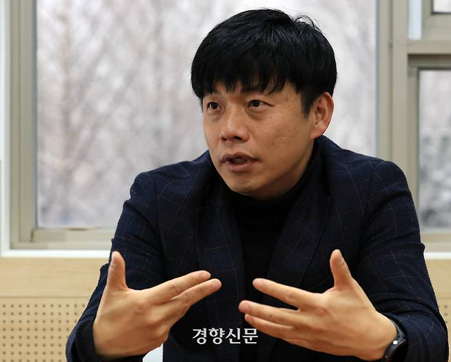 삼성전자 반도체 연구원 출신 인류학자인 박준영 산업인류학연구소장이 지난 6일 서울 동작구의 한 카페에서 반도체특별법과 관련해 인터뷰를 하고 있다. 서성일 선임기자