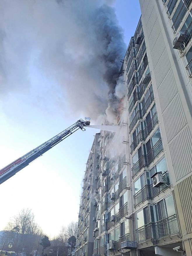 9일 오전 7시 31분쯤 강원 춘천시 동내면 학곡리의 한 아파트 8층에서 불이 나 내부 집기 등을 태우고 출동한 소방대에 의해 30분 만에 진화됐다. 강원도소방본부 제공