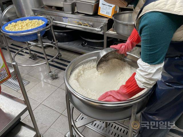 음식을 준비 중인 아침애만나 봉사자. 박상희 인턴기자