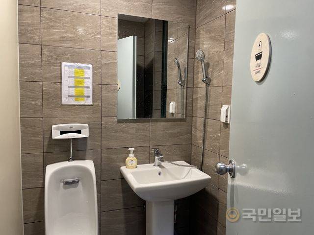 각층에 남녀 화장실이 있다. 화장실 한쪽에는 간단하게 샤워를 할 수 있는 공간도 있다. 박상희 인턴기자