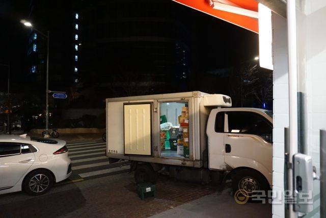 식자재를 싣고 온 트럭. 박주원 인턴기자