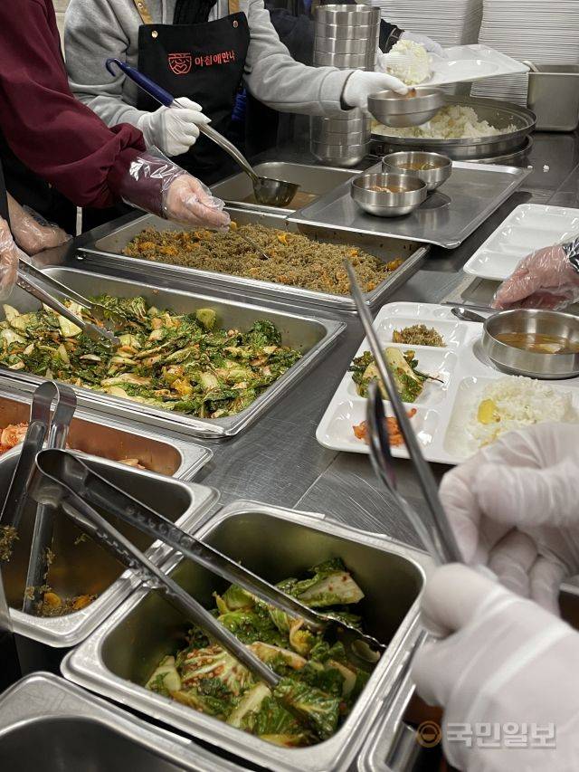 봉사자들이 이용자들에게 대접할 식사를 담고 있다. 박상희 인턴기자