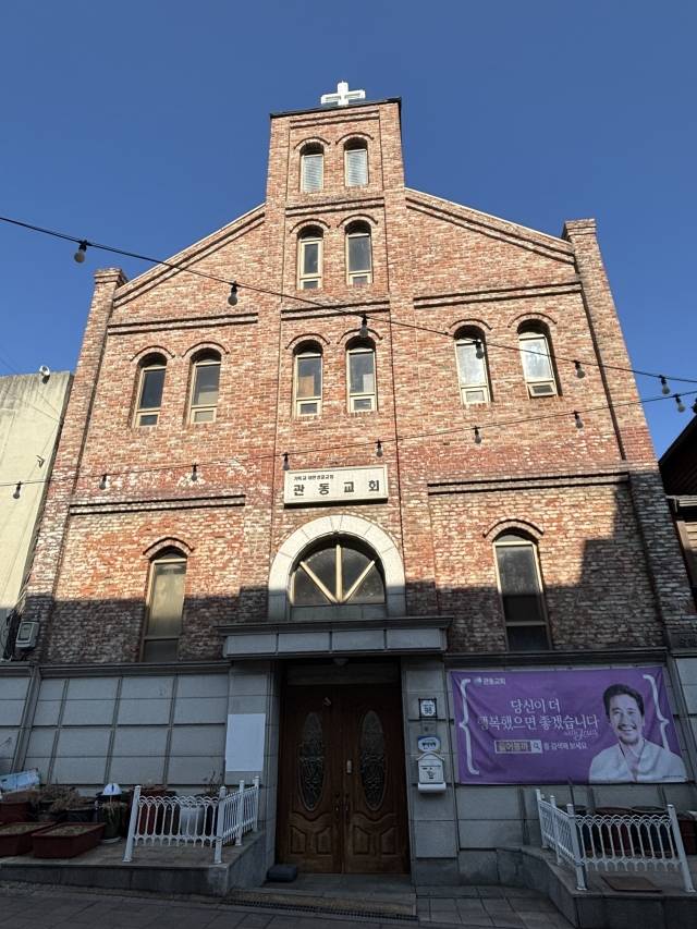 관동교회 앞 전경. 반대편에는 목조 건물로 이뤄진 카페도 하나 있다. 과거로 온 듯한 느낌을 준다.