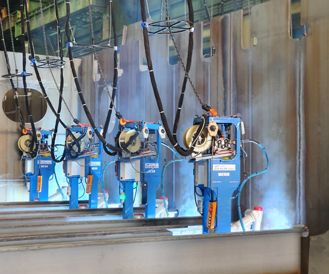 삼성중공업 거제조선소 블록 조립 공장에 설치된 중조립 용접로봇<삼성중공업>