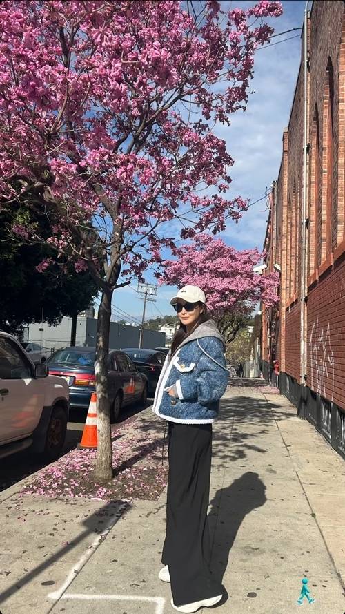 배우 김희선이 딸과 함께한 근황을 공개하며 세련된 모녀 패션을 선보였다. 사진=김희선 SNS