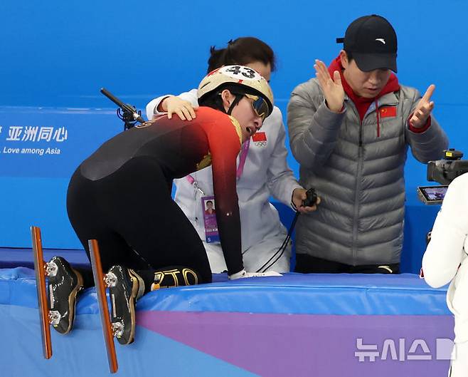 지난 8일 중국 하얼빈 헤이룽장 빙상훈련센터에서 열린 2025 하얼빈 동계 아시안게임 쇼트트랙 남자 500m 결승 경기에서 중국 린 샤오쥔이 금메달을 확정지은 후 코치진과 기쁨을 나누고 있다. /사진=뉴시
