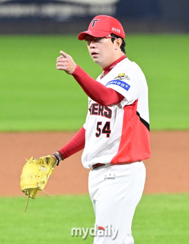 23일 오후 광주광역시 임동 광주기아챔피언스필드에서 진행된 '2024 프로야구 KBO리그 포스트시즌' 한국시리즈 2차전 KIA타이거즈와 삼성라이온즈와의 경기. 기아 양현종이 4회초 2사 1,2루서 김헌곤을 아웃시킨 뒤 환호하고 있다./광주=송일섭 기자 andlyu@mydaily.co.kr