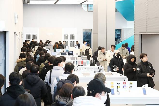 삼성 최신 스마트폰 ‘갤럭시S25’가 나오자마자 큰 관심을 끌면서, 과장 광고가 쏟아지고 있다. 사진은 갤럭시S25를 사기 위해 삼성 매장을 찾은 사람들.  기사와 상관 없음.  [사진, 삼성전자]