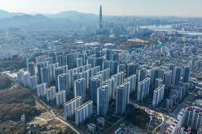 서울 강동구 올림픽파크포레온 등 아파트 일대 모습. [연합]