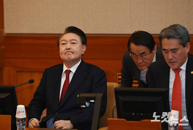 윤석열 대통령이 6일 오전 서울 종로구 헌법재판소 대심판정에서 열린 탄핵심판 6차 변론기일에 출석해 자리에 앉아 생각에 잠겨 있다. 사진공동취재단