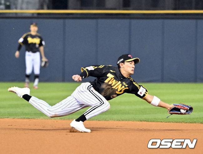 [OSEN=잠실, 조은정 기자] 7일 서울 송파구 잠실야구장에서 ‘2024 신한 SOL Bank KBO리그’ 두산 베어스와 LG 트윈스와 경기가 열렸다.이날 두산은 발라조빅을 LG는 엔스를 선발 투수로 내세웠다.3회말 1사 2루 LG 2루수 신민재가 두산 김재호 내야안타에 타구를 포구하고 있다. 2024.08.07 /cej@osen.co.kr