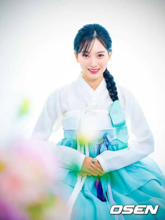 [OSEN=민경훈 기자] 배우 갈소원이 서울 마포구 합정동 OSEN 사옥에서 한복 인터뷰를 가졌다.2013년 개봉한 영화 ‘7번방의 선물’에서 이예승 역으로 주목을 받은 배우 갈소원은 드라마 ‘내 딸, 금사월’, ‘화려한 유혹’, ‘닥터스’, ‘푸른 바다의 전설’, ‘화유기’, ‘내일’, ‘클리닝 업’, ‘딜리버리맨’ 등에 출연했다. 최근에는 세븐틴 유닛 부석순의 신곡 ‘청바지’ 뮤직비디오에 출연해 화제를 모았다.배우 갈소원이 카메라 앞에서 포즈를 취하고 있다. 2025.01.27 / rumi@osen.co.kr